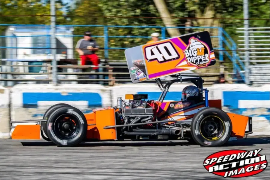 The 40 supermodified on the front stretch