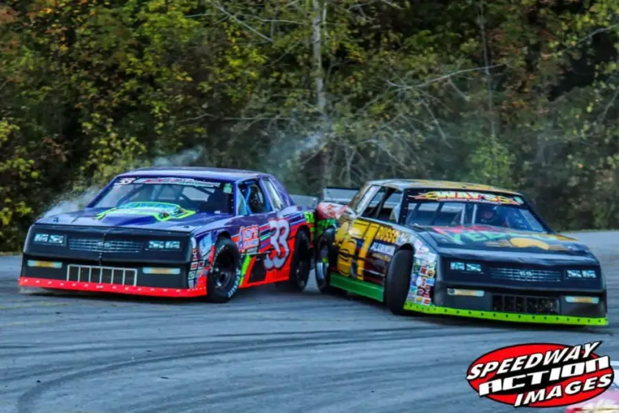 The 33 and 45 street stocks making contact in the turn
