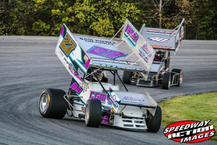Sprint cars 27 and 40 through the turn