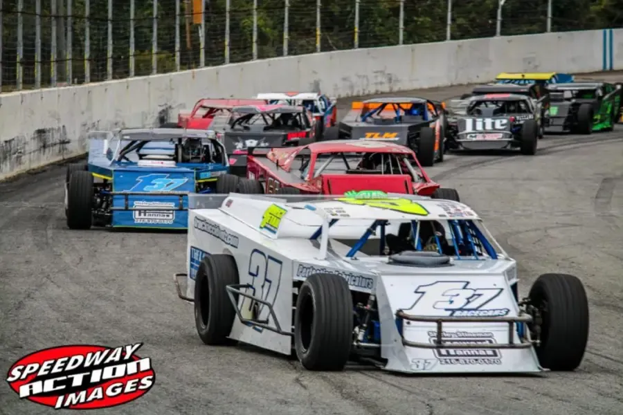 The 37 modified leading a pack through the turn